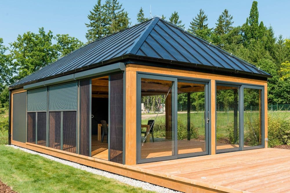 Moderní pergola a venkovní stínění u rodinného domu